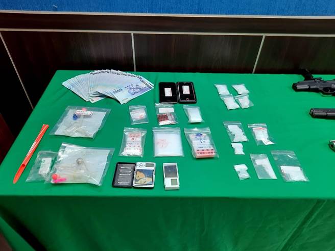 嫌犯住處搜查出毒品等贓物，查扣不法所得21萬。（中興警分局提供／黃立杰南投傳真）
★中時新聞網關心您：保護自己、遠離毒品！