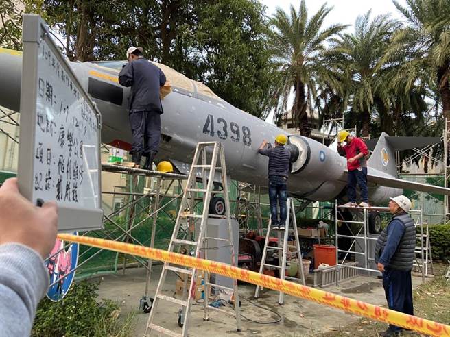 新竹市政府为提升各公园的吸引力，特别修復位于康乐公园内的F-104战斗机，邀希望吸引军事迷、战机迷在春节期间前来朝圣。（陈育贤摄）