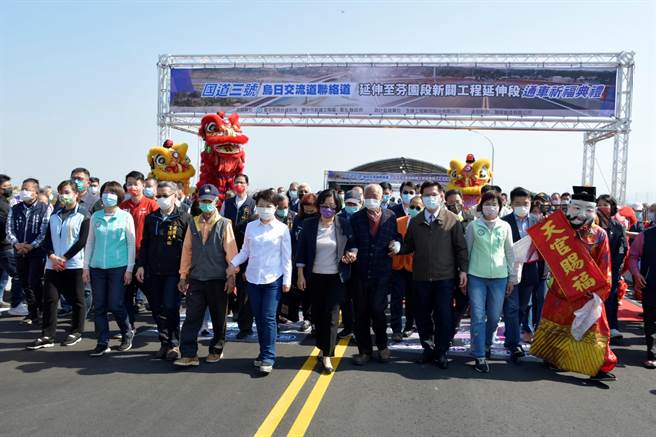 国道三号乌日交流道联络道延伸到芬园彰南路大肚溪桥正式通车。6日上午在溪尾二桥办理通车祈福典礼，交通部长林佳龙、彰化县长王惠美、台中市长卢秀燕等嘉宾云集，扶老携幼一起走一程。（吴敏菁摄）
