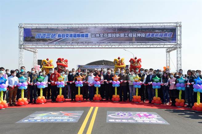 国道三号乌日交流道联络道延伸到芬园彰南路大肚溪桥正式通车。6日上午在溪尾二桥办理通车祈福典礼，交通部长林佳龙、彰化县长王惠美、台中市长卢秀燕等嘉宾云集，扶老携幼一起走一程。（吴敏菁摄）