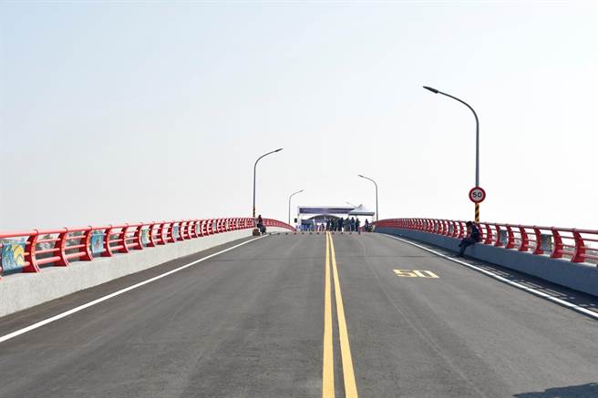 国道三号乌日交流道联络道延伸到芬园彰南路大肚溪桥正式通车。6日上午在溪尾二桥办理通车祈福典礼，交通部长林佳龙、彰化县长王惠美、台中市长卢秀燕等嘉宾云集，扶老携幼一起走一程。（吴敏菁摄）