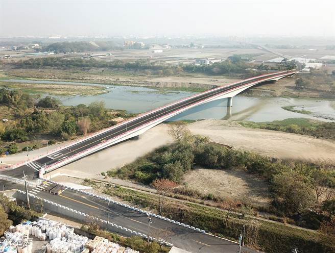 国道三号乌日交流道联络道延伸到芬园彰南路大肚溪桥正式通车。（彰化县政府提供／吴敏菁彰化传真）