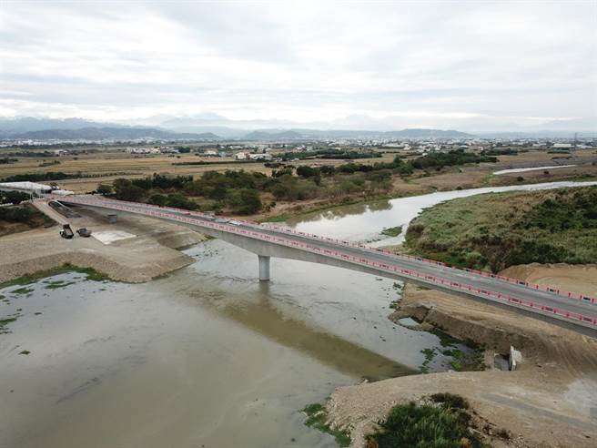国道三号乌日交流道联络道延伸到芬园彰南路大肚溪桥正式通车。（彰化县政府提供／吴敏菁彰化传真）