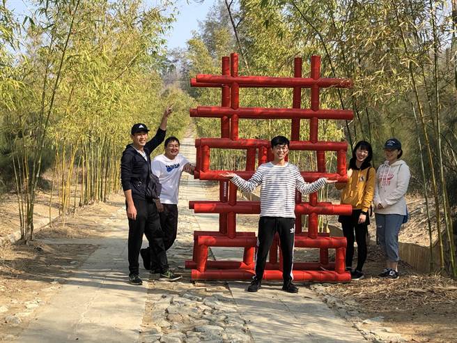 金门植物园竹林隧道竖立大「囍」装置艺术，为春节游金门再增添一处打卡热点。（李金生摄）