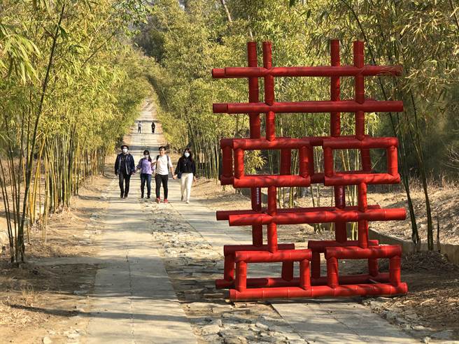 金门植物园竹林隧道竖立大「囍」装置艺术，为春节游金门再增添一处打卡热点。（李金生摄）