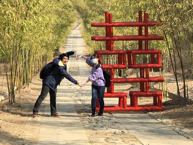 游客在大「囍」装置艺术打卡，留下未来美好的回忆。（李金生摄）