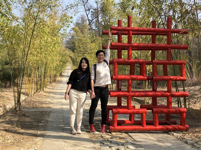 游客在大「囍」装置艺术打卡，留下未来美好的回忆。（李金生摄）