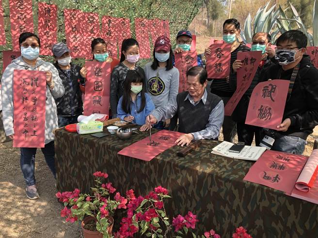 金门植物园洋溢热闹喜气，今天邀请「将军书法家」郑有谅挥毫，用军事、精神标语写下春联门叶。（李金生摄）