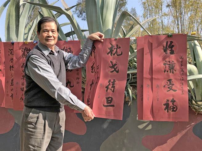 郑有谅将军重返昔日驻守的苗圃连，有说不完的战地故事。（李金生摄）