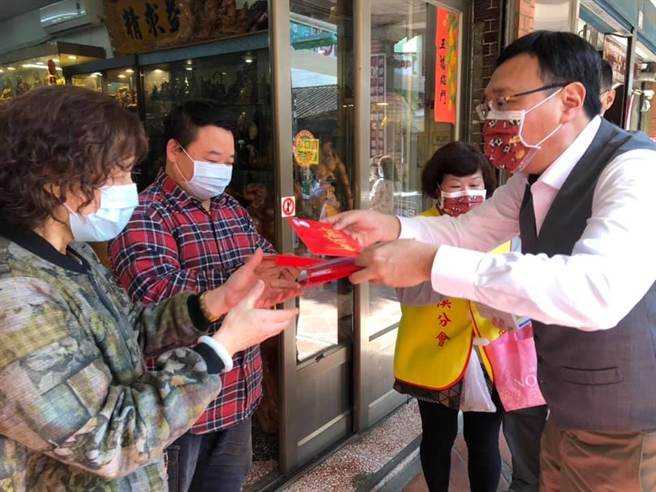 行動支持防疫 黃適卓赴大溪老街發送口罩。（呂筱蟬攝）