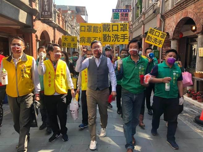 行動支持防疫 黃適卓赴大溪老街發送口罩。（呂筱蟬攝）
