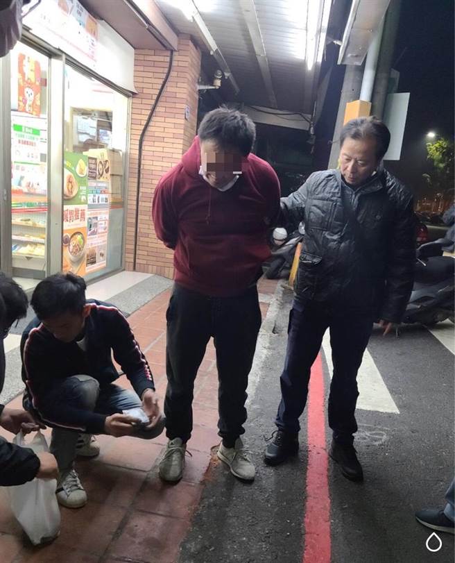 警方調閱相關路口監視器追查，於6日凌晨2時許，在岡山區壽天路的某超商逮捕黃嫌。（警方提供／林雅惠高雄傳真）