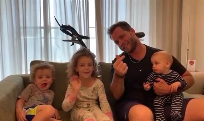 中信兄弟投手教練艾迪頓與3個孩子。（截自中信兄弟官方臉書）