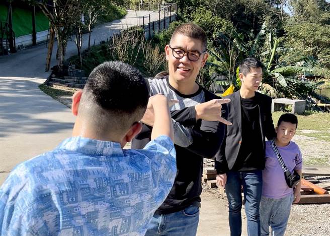 连胜文Tiktok处女秀！网红阿男携手连胜文跳丢猴舞 尬舞超有趣。（吴康玮摄）