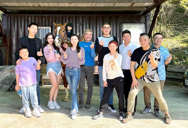 连胜文Tiktok处女秀！网红阿男携手连胜文跳丢猴舞 尬舞超有趣。（吴康玮摄）