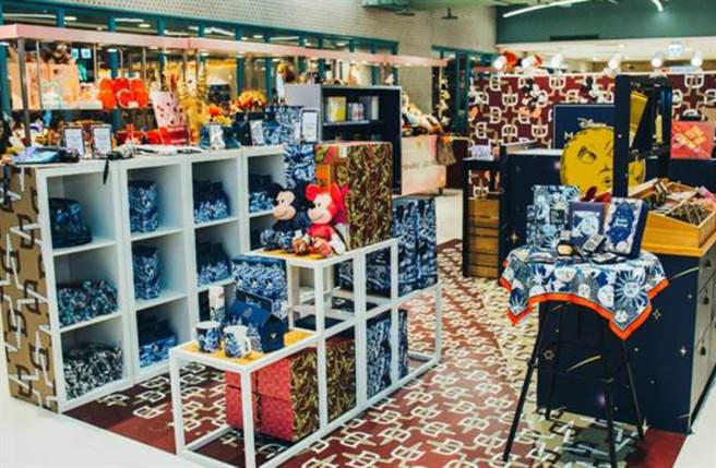 迪士尼联名系列从基本款的图样T恤、潮流渔夫帽、印花瓷器、折伞到限量的米奇及米妮玩偶通通有。（图／品牌提供）