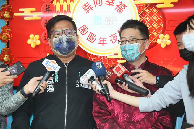 民眾党立委邱臣远、秘书长谢立功。（张铠乙摄）