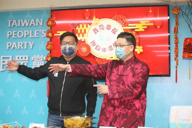 民眾党立委邱臣远、秘书长谢立功。（张铠乙摄）