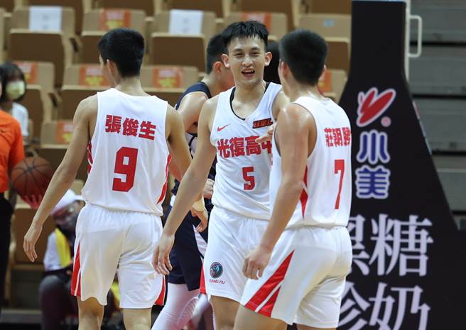 光復高中前鋒陳將双(5號球衣者)跟隊友莊朝勝慶祝進球。(高中體總提供)