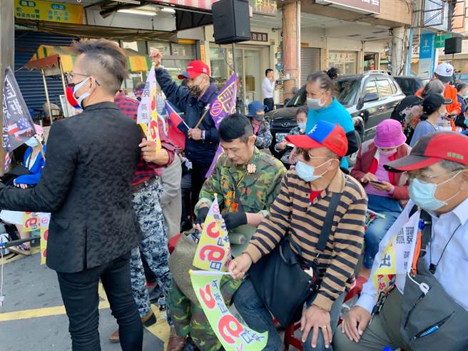 民眾集结罢捷总部关心选情。（柯宗纬摄）