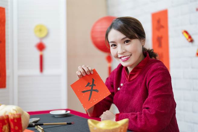 运势命理网站「知命命理」分享贴春联的诀窍和禁忌。（示意图／shutterstock）