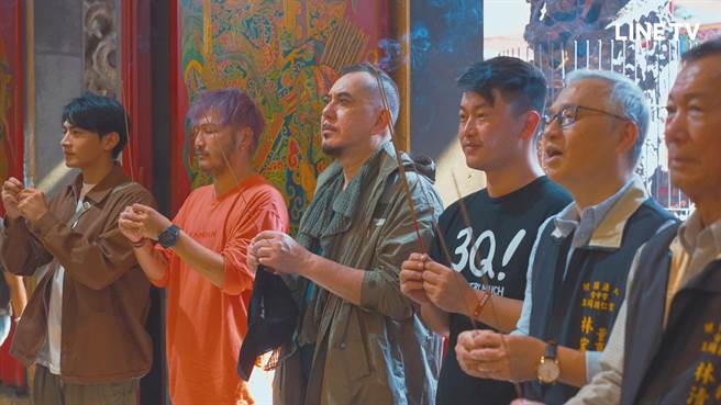 基督徒黄秋生（中）入境随俗拿香祈祷。（LINE TV提供）
