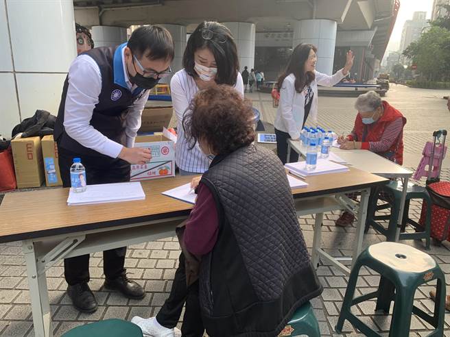 李永萍、李貴敏及廖先翔今在汐止火車站前辦理「反萊豬」公投連署。（王揚傑攝）