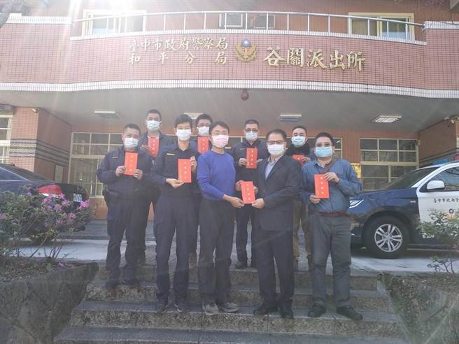 警察局警政监廖国政6日至和平分局发放红包慰劳同仁们，由副分局长蔡翊民代表收下。（和平警分局提供／陈淑娥台中传真）