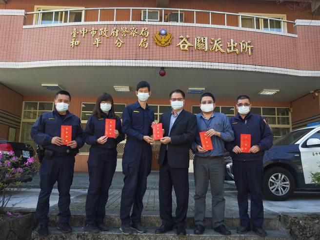 警察局警政监廖国政6日至和平分局发放红包慰劳同仁们。（和平警分局提供／陈淑娥台中传真）
