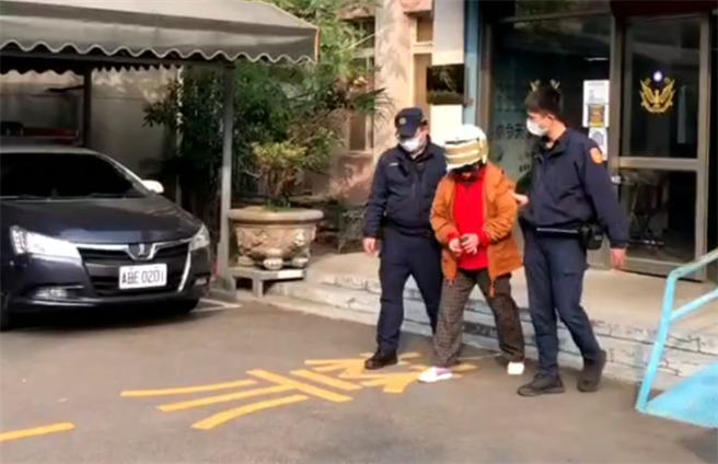 桃園市八德區大湳市場今天1名6旬呂姓婦人，欲騎乘機車進入管制路段，不聽警方指揮還衝撞員警，遭妨害公務罪嫌送辦。（翻攝照片／賴佑維桃園傳真）