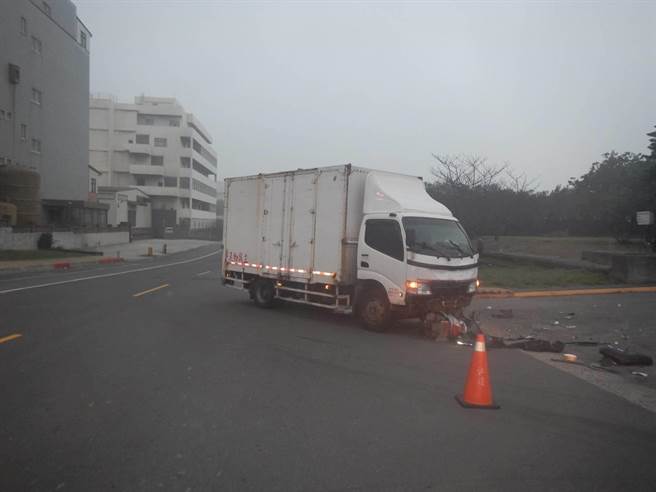 57歲尹姓男子6日早上6時30分在桃園市觀音工業區駕駛大貨車，和29歲許姓機車騎士發生碰撞，許男送醫後不治。（翻攝照片／賴佑維桃園傳真）