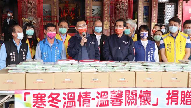 立委江啟臣（左三）攜手台灣省會計師公會、台中市會計師公會、台灣新世代關懷協會捐贈3000公斤愛心米。（王文吉攝）