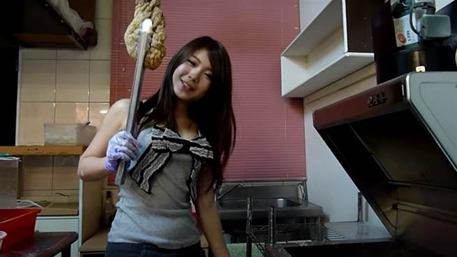 郑家纯当年性感炸鸡排的影片被挖出。(图/ 摘自YouTube影片)