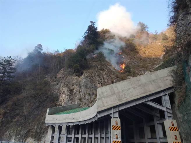 中橫便道火燒山從河谷向上延燒，因林木乾燥易燃，消防人員初判火勢短時間不易撲滅。（台中市消防局提供／王文吉台中傳真）
