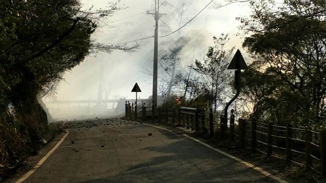 中橫便道19.3K德基段發生火燒山，火勢從河谷向上延燒，便道濃煙密布。（谷關工務段提供／王文吉台中傳真）