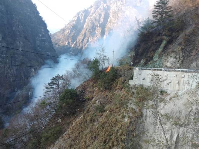 中橫便道19.3K德基段發生火燒山，火勢從河谷向上延燒，便道濃煙密布。（台中市消防局提供／王文吉台中傳真）