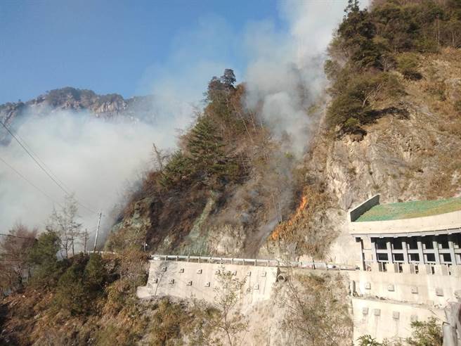 中橫便道19.3K德基段發生火燒山延燒上邊坡，碎石不斷掉落，人車無法靠近滅火便道濃煙密布。（台中市消防局提供／王文吉台中傳真）