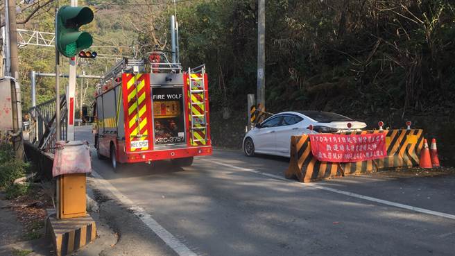 中橫便道19.3K德基段發生火燒山延燒上邊坡，碎石不斷掉落，人車無法靠近滅火便道濃煙密布。（谷關工務段提供／王文吉台中傳真）