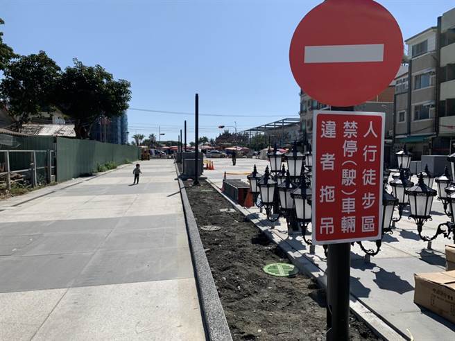 日出观光香榭大道开放道路长度600公尺的黑白花岗岩徒步区，另有景观高灯、绿带植栽及广播系统营造游憩环境。（王志伟摄）