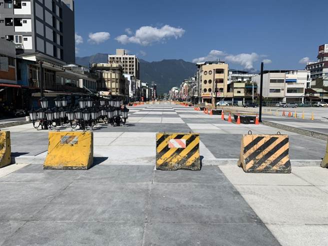 日出观光香榭大道工程是利用花莲市自由街区路廊打造成景观大道，从市区民国路到南滨路共千余公尺，连同花岗石铺面在内，斥资5亿多元。（王志伟摄）
