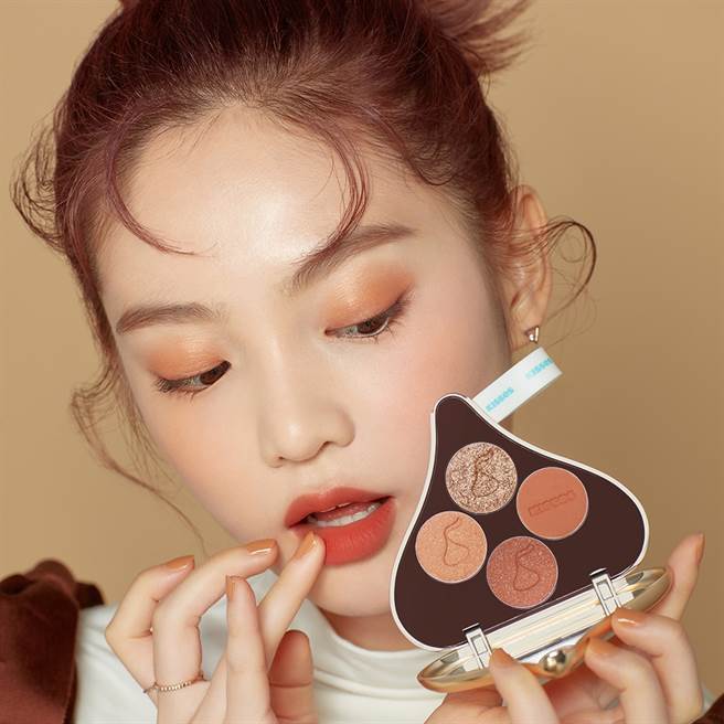 MODEL示范HERSHEY’S KISSES玩转色彩四色眼彩盘 #2水滴杏好有你。（图／品牌提供）