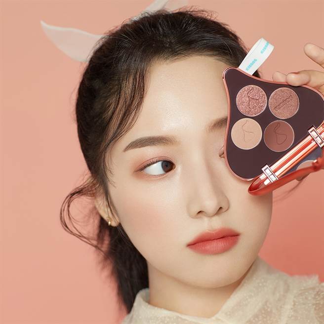 MODEL示范HERSHEY’S KISSES玩转色彩四色眼彩盘 #水滴黑可可。（图／品牌提供）