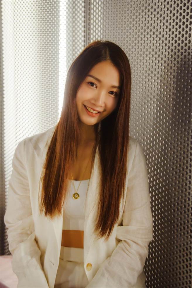 直播主小玉儿Sonya坚持音乐梦，再度自掏腰包砸钱制作、录音、拍摄MV，抢在年前推出全新单曲〈我想你这首歌〉。（中时提供）