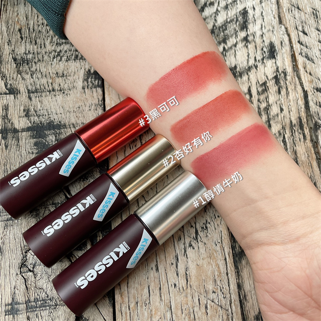 巧克力慕斯唇釉手部试色。（邱映慈摄）