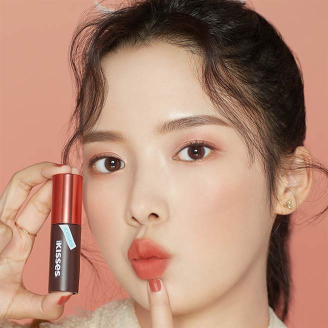 MODEL示范HERSHEY’S KISSES巧克力慕斯 #3黑可可木丝唇釉。（图／品牌提供）