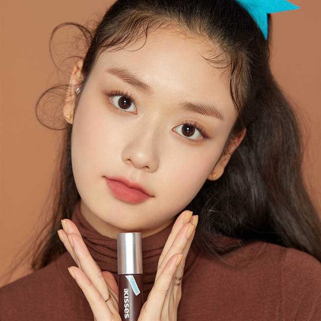 MODEL示范HERSHEY’S KISSES巧克力慕斯#1醇情牛奶慕斯唇釉。（图／品牌提供）