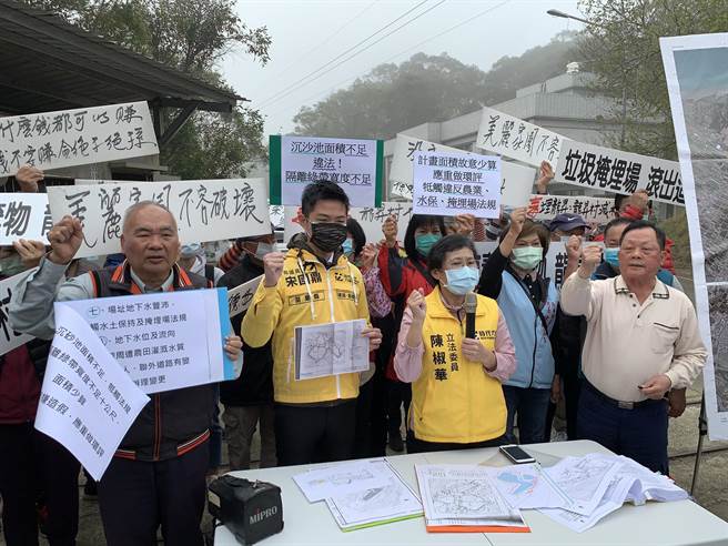 坤輿興辦事業計畫書遭控涉嫌偽造文書，6日主張縣府應立即撤銷試運轉計畫，讓自救會鄉親結束在坤輿門口的抗爭行動，安心回家過年。（何冠嫻攝）