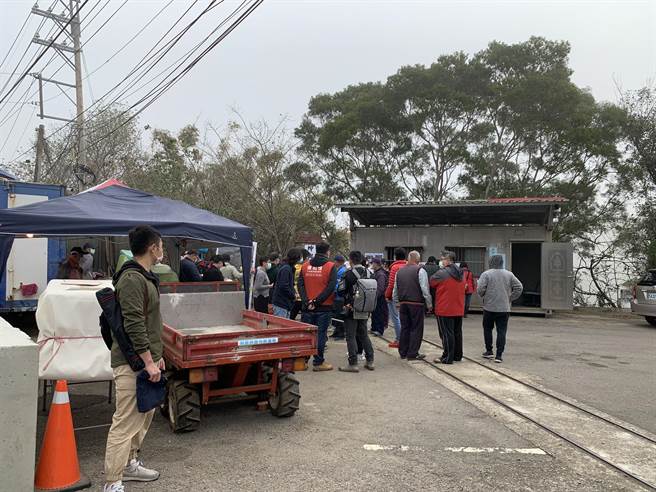 反坤輿事業廢棄物掩埋場自救會在掩埋場門口埋鍋造飯滿1個月，要求縣府撤銷試運轉計畫。（何冠嫻攝）