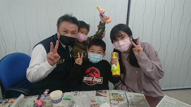 移民署金门县服务站今天开办陶艺课，邀请新住民家庭彩绘风狮爷。（移民署提供）