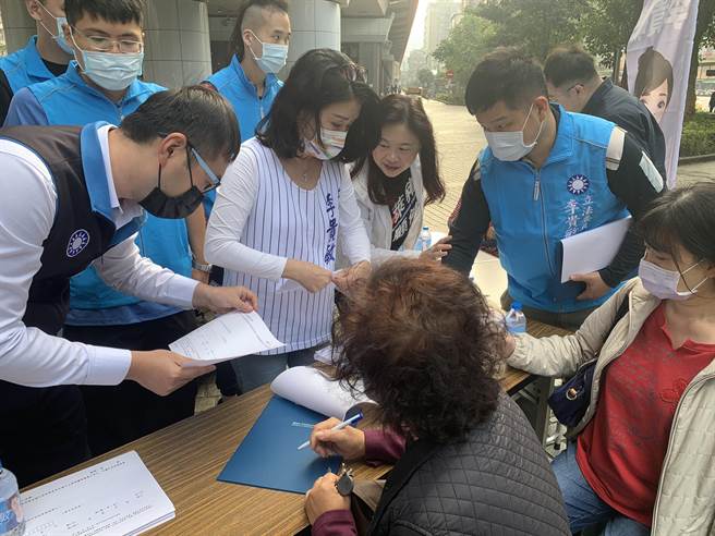 李永萍、李貴敏及廖先翔今在汐止火車站前辦理「反萊豬」公投連署。（王揚傑攝）